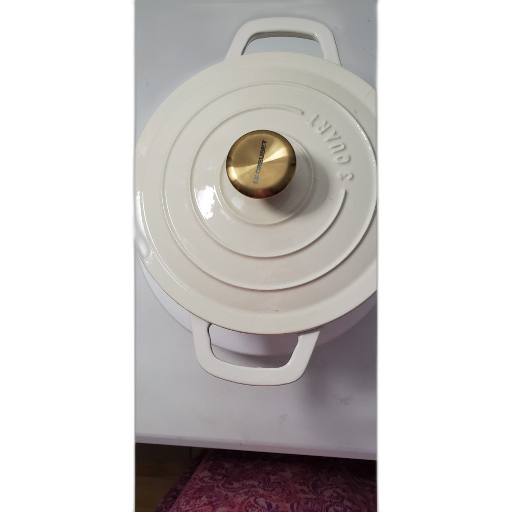 Le Creuset Signature Round Dutch Oven/Casserole with a gold knob 3QT - Picture 2 of 10